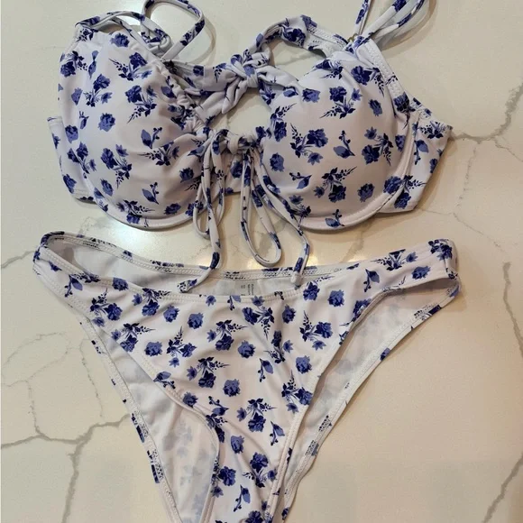 4 Bikini Sets - all medium - Picture 4 of 11